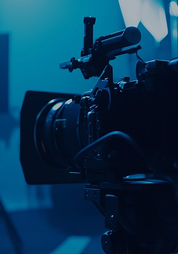 Videotuotantokamera kuvaamassa hämyisessä tunnelmassa